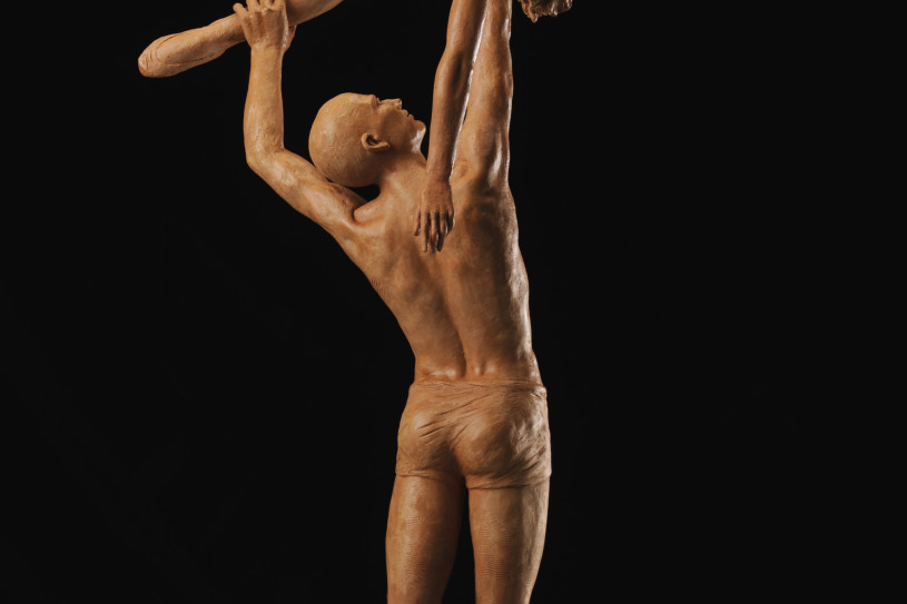 Damiano Taurino Il volo, 2011, terracotta, cm 104x64